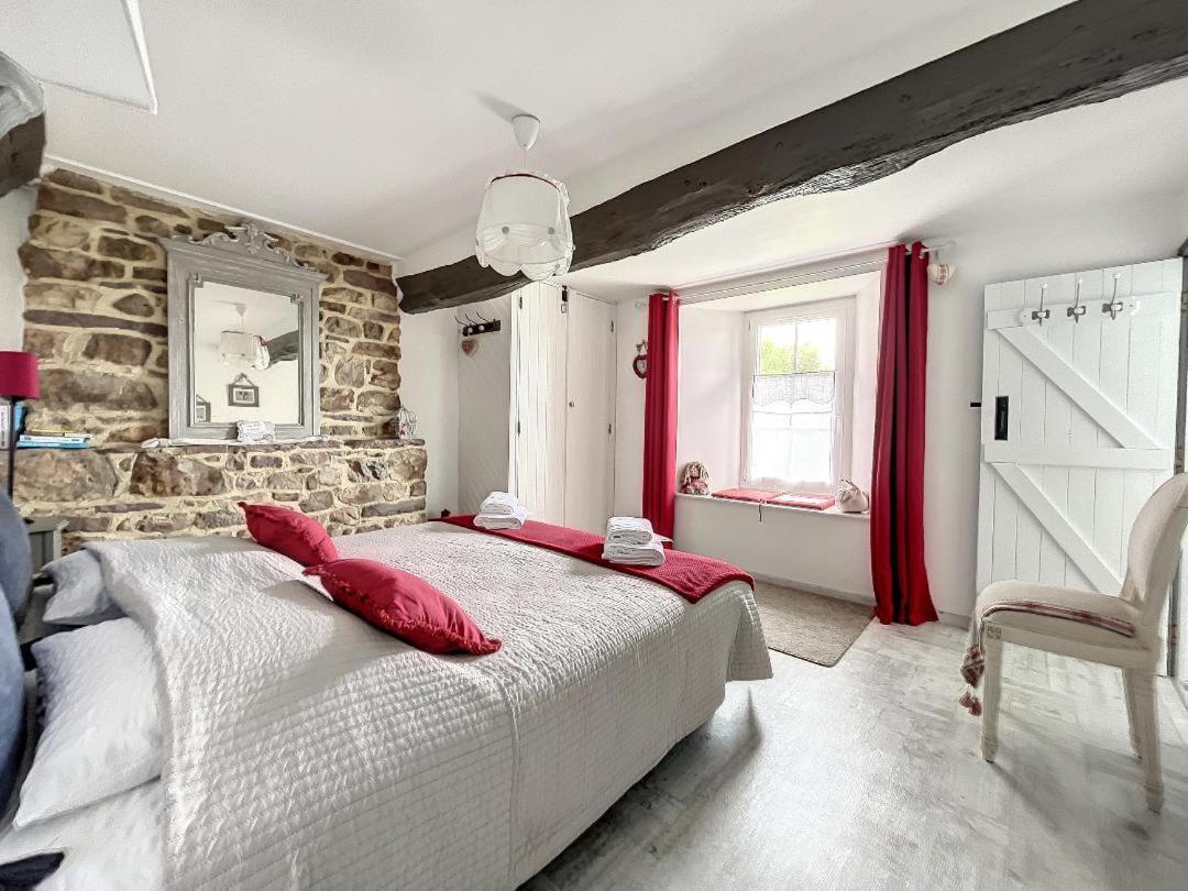 Chambres D'Hotes La Clef Des Champs Montpinchon Exterior photo